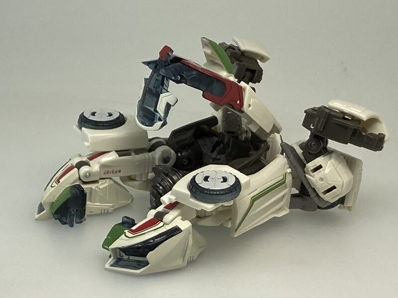 Takara Studio Series SS 84 Wheeljack Official In Hand Image  (2 of 4)